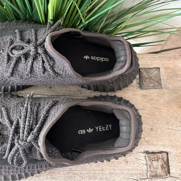 Yeezy Boost 350 V2 black Static Sneakers - Picture 6 of 11